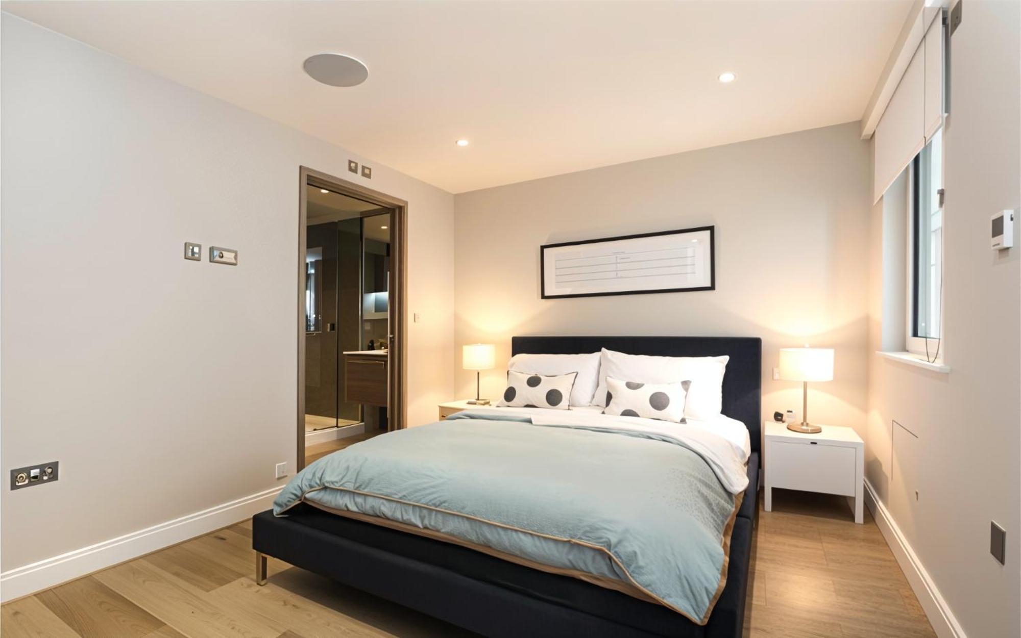 Large By Liverpool Street Station * Londra